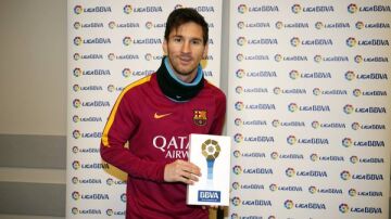 Messi recibe el premio al mejor jugador de la Liga en el mes de enero