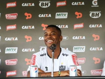 Robinho en su presentación como nuevo jugador del Atlético Mineiro