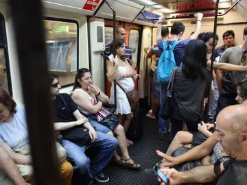 Pasajeros del metro de Madrid Pasajeros del metro de Madrid