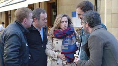 La cuadrilla de Iñaki le enseña a Carmen a tocar el tambor