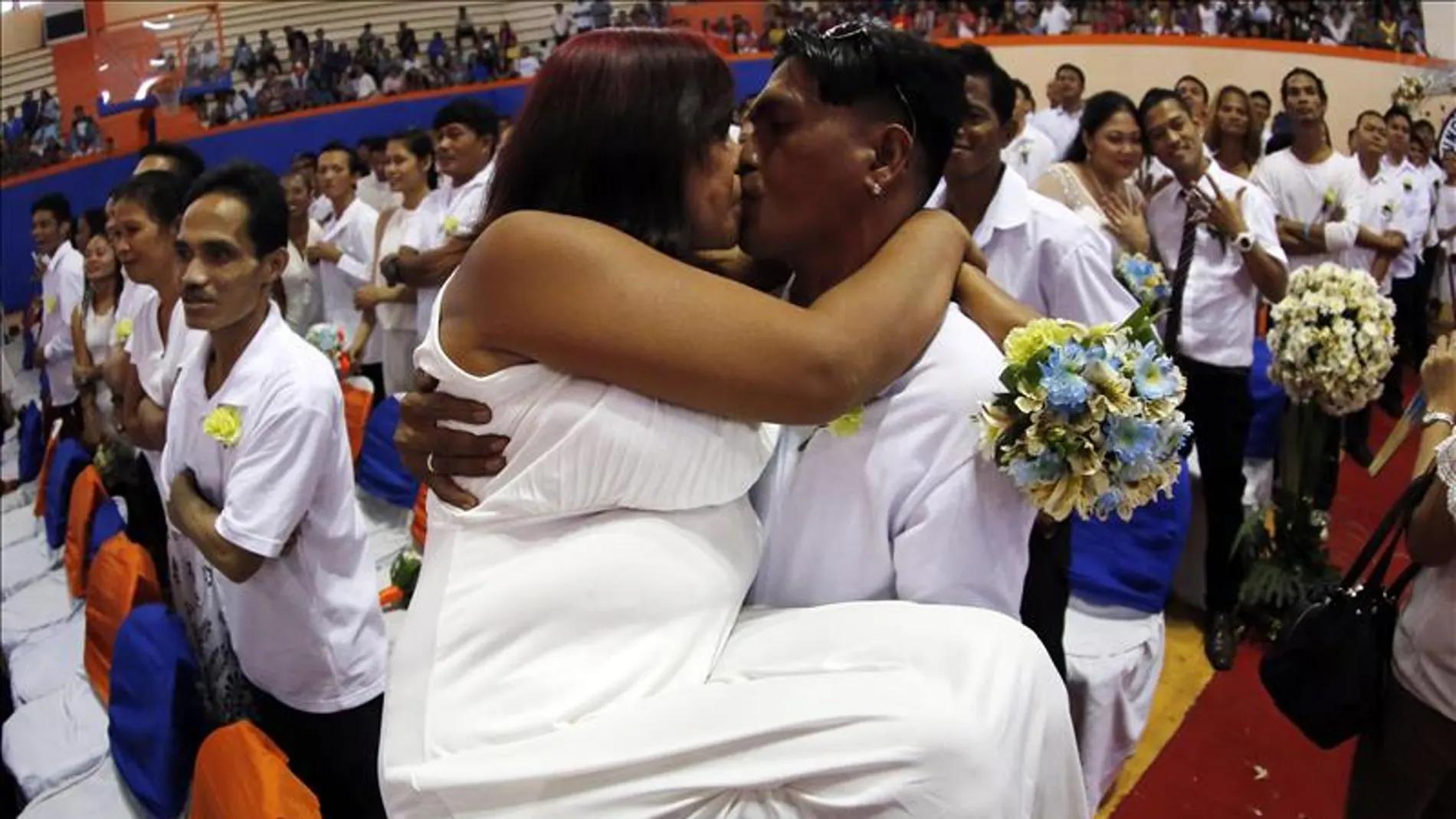 Una pareja de recién casados en Manila Una pareja de recién casados en Manila