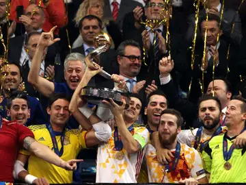 Carlos Ortiz levanta la Copa en Belgrado Carlos Ortiz levanta la Copa en Belgrado