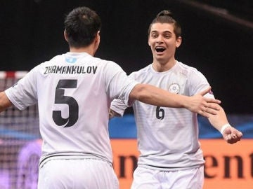 Leo y Serik Zhamankulov celebran un gol ante Serbia
