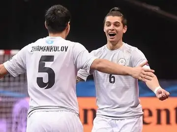 Leo y Serik Zhamankulov celebran un gol ante Serbia Leo y Serik Zhamankulov celebran un gol ante Serbia