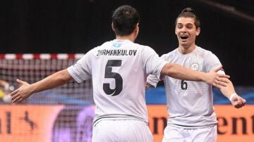 Leo y Serik Zhamankulov celebran un gol ante Serbia