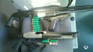 Encuentran armas y un chaleco antibalas en un coche interceptado en La Junquera