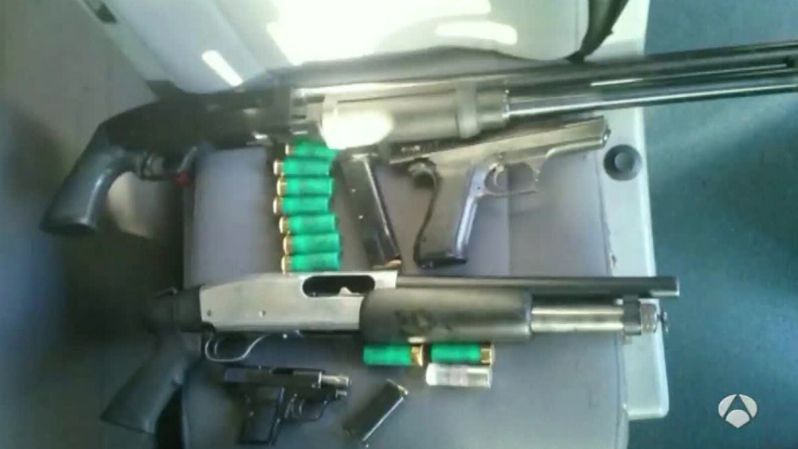 Encuentran armas y un chaleco antibalas en un coche interceptado en La Junquera