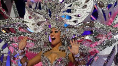 El color y la pedrería hacen brillar a la nueva reina del carnaval de Las Palmas de Gran Canaria