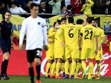 Los jugadores del Villarreal celebran un gol ante el Málaga