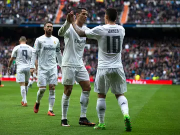 Cristiano y James celebran el segundo gol ante el Athletic Club. Cristiano y James celebran el segundo gol ante el Athletic Club.