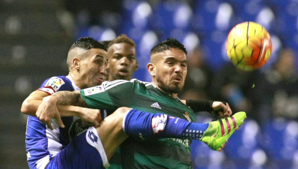 Fajr lucha con Vargas