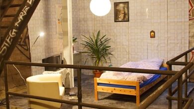 Descubren una habitación, con cama y mesita de noche incluidas, en el metro de Berlín