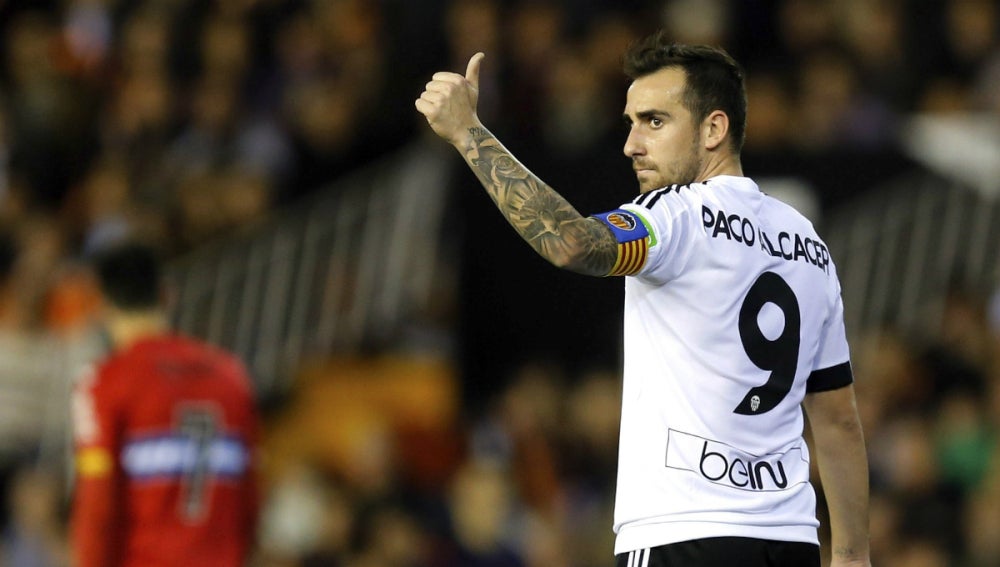 Alcácer hace el gesto de O.K.