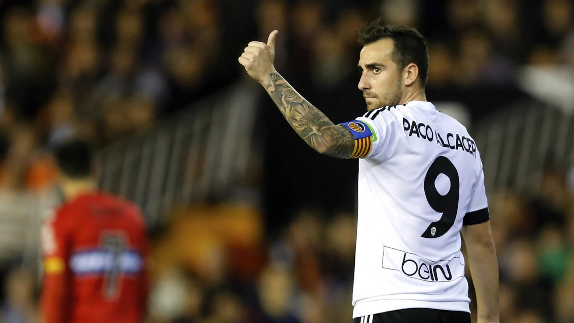Alcácer hace el gesto de O.K. Alcácer hace el gesto de O.K.