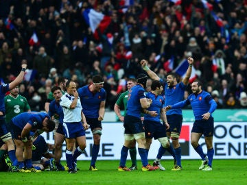 Los jugadores franceses celebran el triunfo ante Irlanda