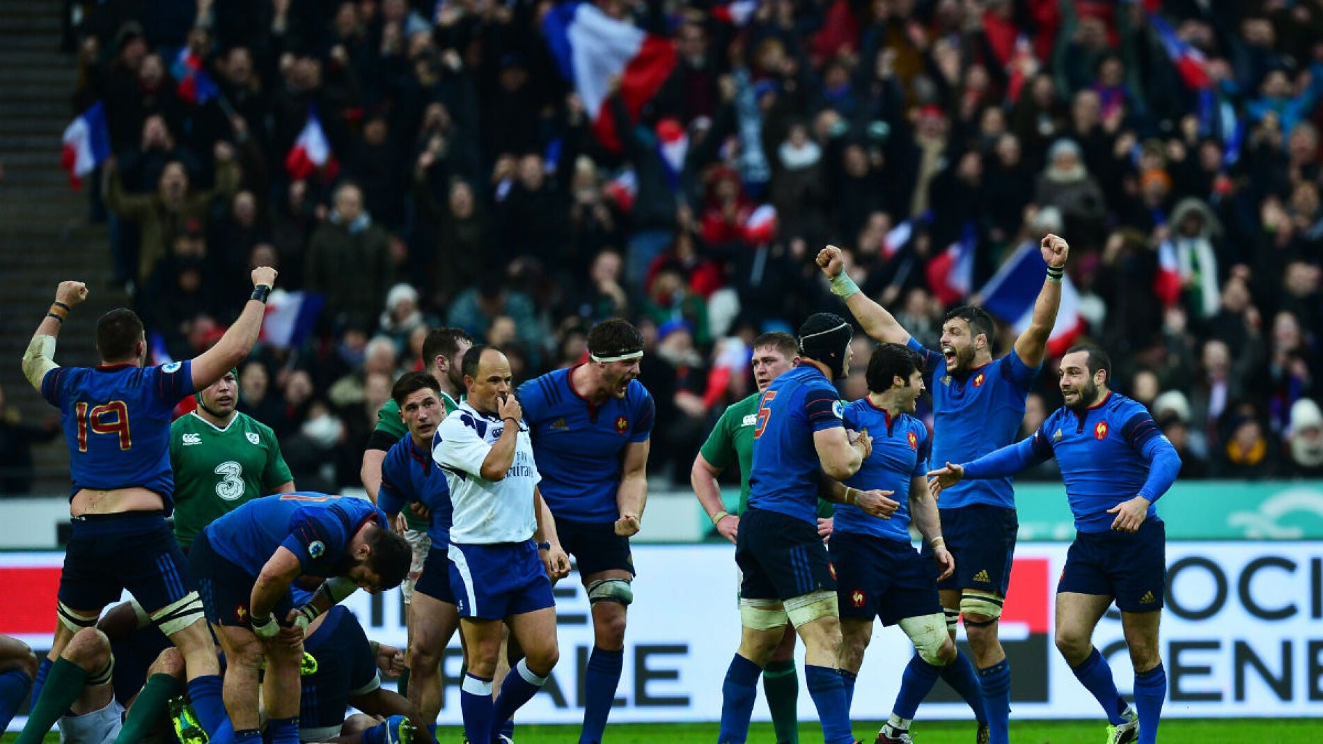 Los jugadores franceses celebran el triunfo ante Irlanda