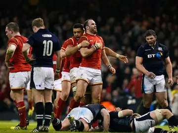 Jamie Roberts, felicitado tras anotar el segundo ensayo de Gales Jamie Roberts, felicitado tras anotar el segundo ensayo de Gales