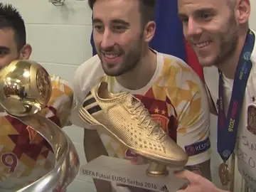 Alex, Rivillos y Miguelín posan con los trofeos en el vestuario Alex, Rivillos y Miguelín posan con los trofeos en el vestuario