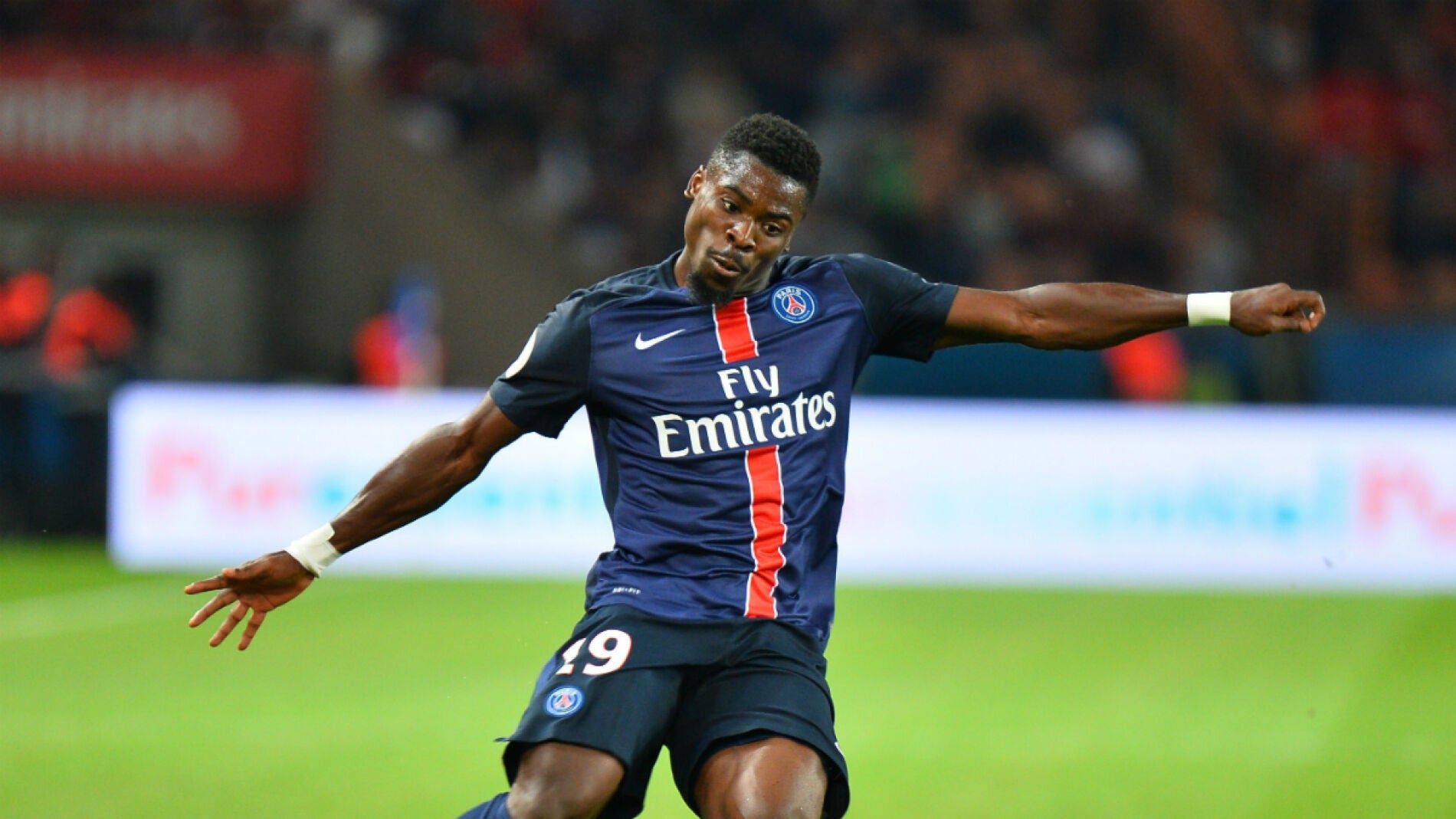 Aurier, en un partido con el PSG