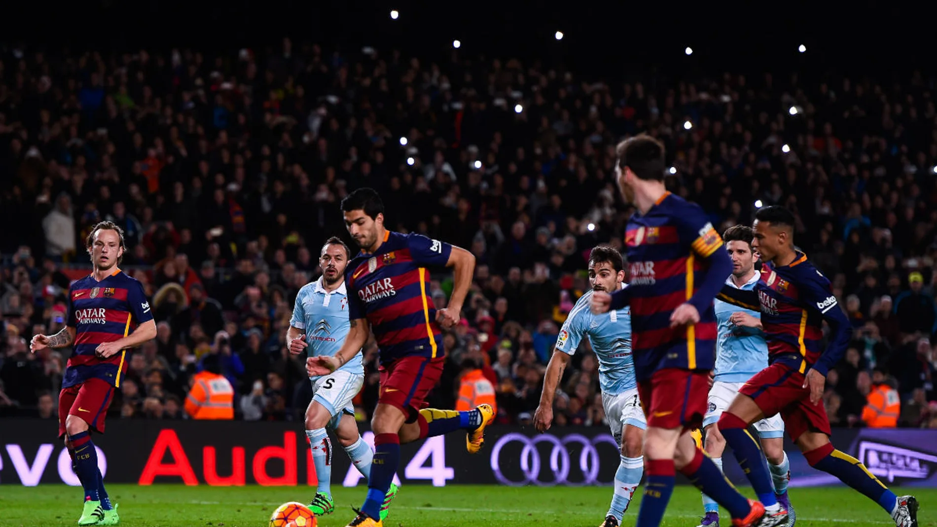 Messi y Suárez ejecutan el penalti indirecto Messi y Suárez ejecutan el penalti indirecto