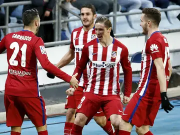 Torres celebra un gol con sus compañeros Torres celebra un gol con sus compañeros