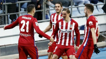 Torres celebra un gol con sus compañeros