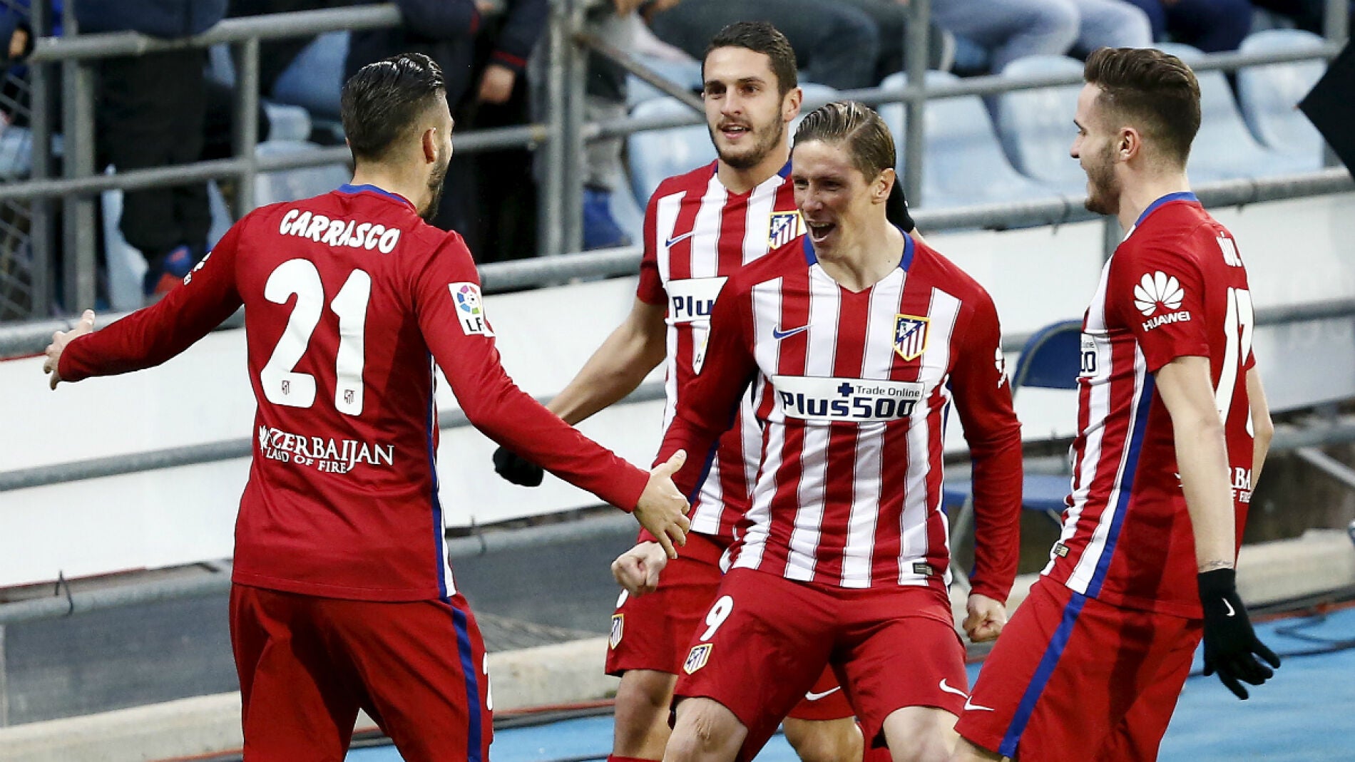Torres celebra un gol con sus compa&ntilde;eros