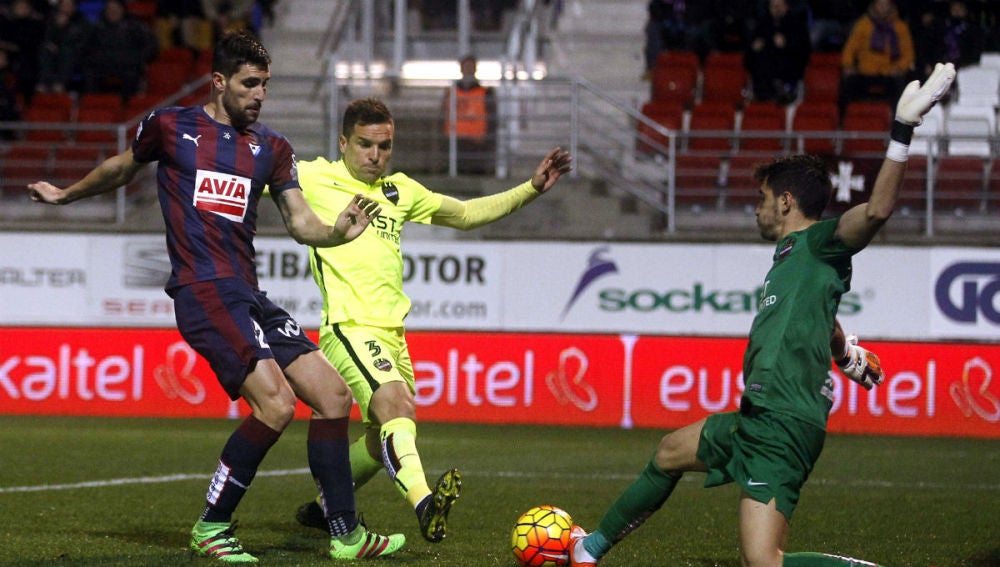 Adrián marca ante el Levante