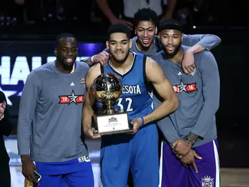 Towns, con su trofeo de Habilidades Towns, con su trofeo de Habilidades