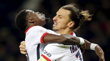 Aurier se abraza con Ibrahimovic