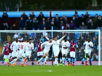 El Liverpool festeja un gol ante el Aston Villa El Liverpool festeja un gol ante el Aston Villa