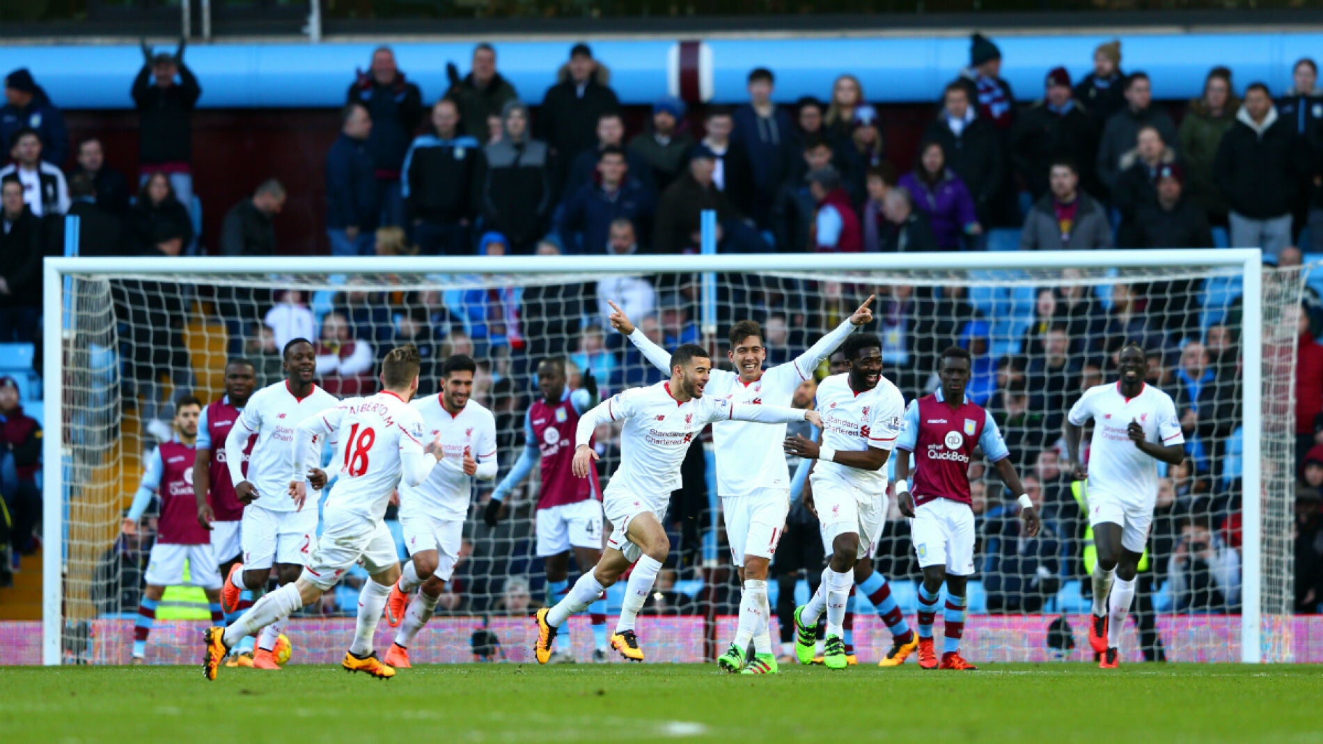 El Liverpool festeja un gol ante el Aston Villa