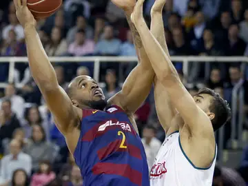 Samardo Samuels trata de lanzar a canasta Samardo Samuels trata de lanzar a canasta