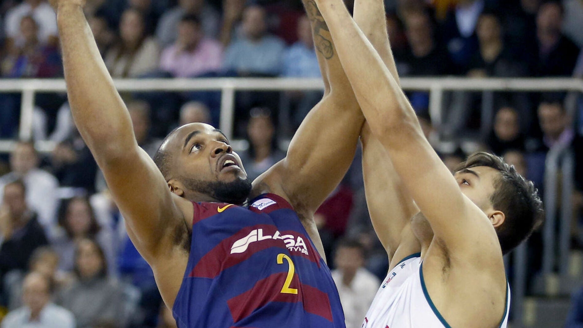 Samardo Samuels trata de lanzar a canasta
