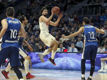 Sergio Llull se eleva en el aire