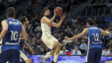 Sergio Llull se eleva en el aire