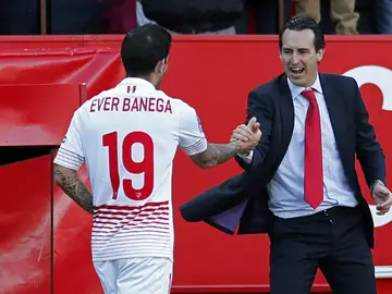 Emery felicita a Banega Emery felicita a Banega