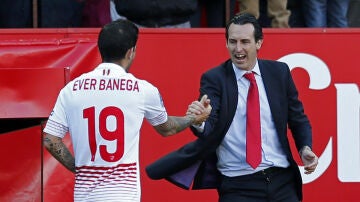 Emery felicita a Banega