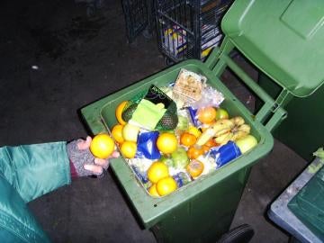 Los friganos rescatan de la basura comida en buen estado.
