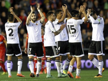 Los jugadores del Valencia celebran un triunfo