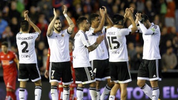 Los jugadores del Valencia celebran un triunfo
