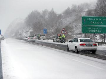 Varios vehículos en la A 52 en las inmediaciones del puerto de A Canda Varios vehículos en la A 52 en las inmediaciones del puerto de A Canda