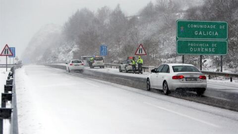  Varios veh&iacute;culos en la A 52 en las inmediaciones del puerto de A Canda