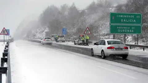 Varios vehículos en la A 52 en las inmediaciones del puerto de A Canda Varios vehículos en la A 52 en las inmediaciones del puerto de A Canda