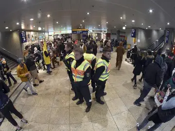 Agentes de policía vigilan la estación ferroviaria de Colonia, Alemania Agentes de policía vigilan la estación ferroviaria de Colonia, Alemania
