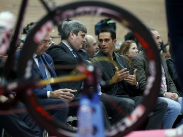 Alberto Contador charla con Miguel Cardenal