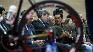 Alberto Contador charla con Miguel Cardenal