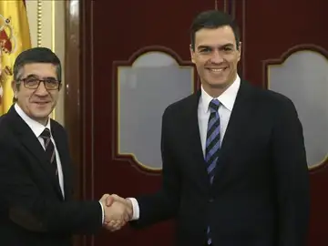 Patxi López y Pedro Sánchez coinciden en la Feria del Libro de Barcelona Patxi López y Pedro Sánchez coinciden en la Feria del Libro de Barcelona