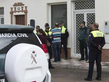 Agentes de la Guardia Civil custodiaban la casa en que aparecieron los cadáveres del hombre y su hija, en Almonte