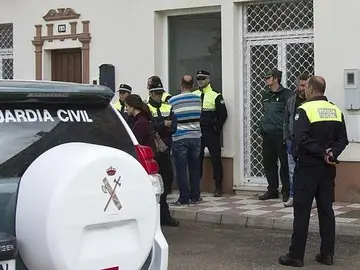 Agentes de la Guardia Civil custodiaban la casa en que aparecieron los cadáveres del hombre y su hija, en Almonte Agentes de la Guardia Civil custodiaban la casa en que aparecieron los cadáveres del hombre y su hija, en Almonte